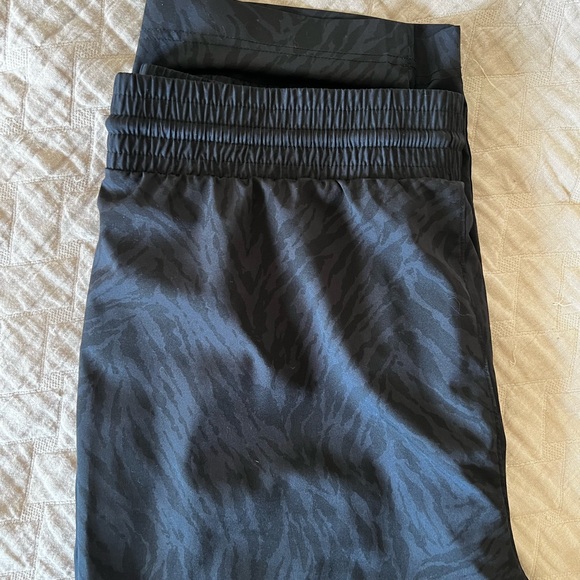 Gap Runaround High Waisted Runaround Pants in XL - Picture 5 of 6